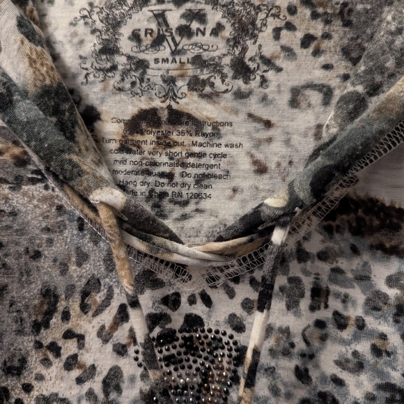 V Cristina Animal Print Hoodie with Heart Design - Picture 5 of 9